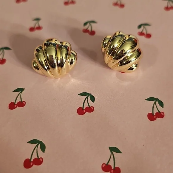 Gold Shell Earrings - Picture 1 of 3